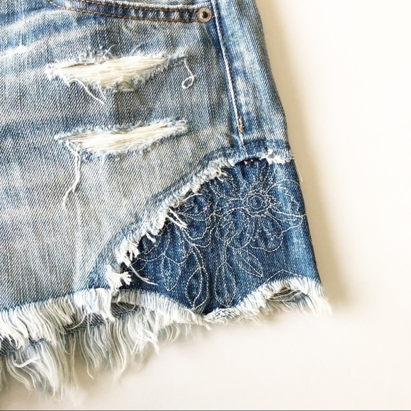 American Eagle Womens Medium Wash Embroidered Distressed Cutoffs Size 0 - Picture 5 of 11